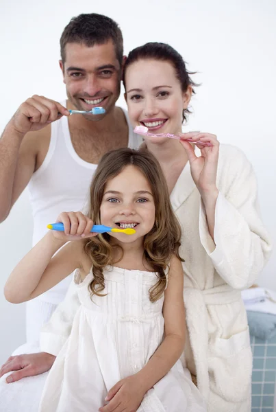 Familie putzt sich im Badezimmer die Zähne — Stockfoto