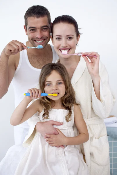 Eltern und Tochter putzen ihre Zähne im Badezimmer — Stockfoto