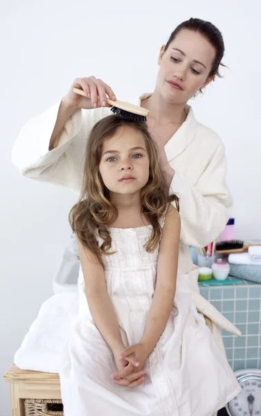 母は彼女の娘の髪をブラッシング — ストック写真