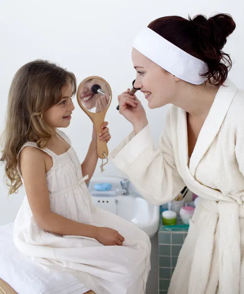 Hija ayudando a su madre en el maquillaje —  Fotos de Stock