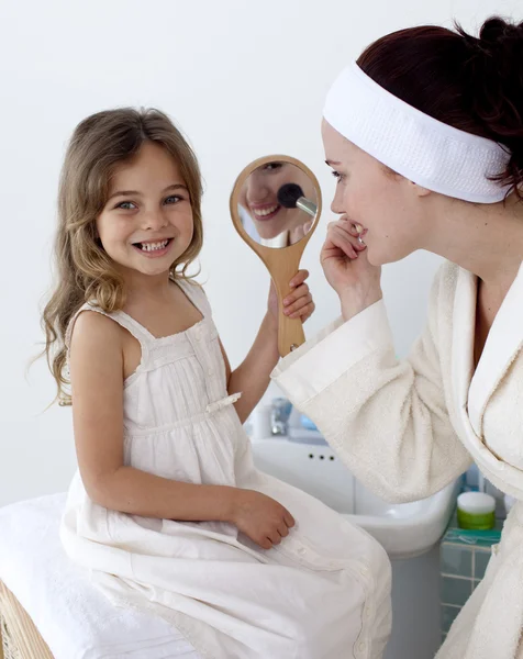 Mother applying blusher with her daughter — Stock Photo, Image
