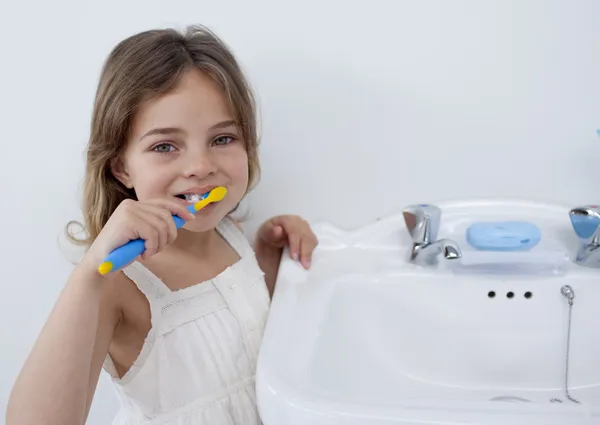 Portrait d'une petite fille qui nettoie ses dents — Photo