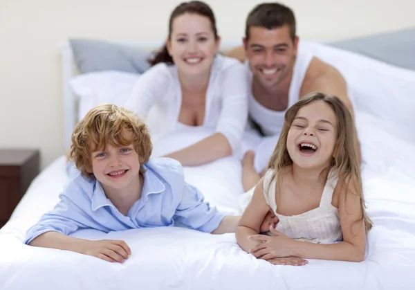 형제와 자매 그들의 부모와 함께 침대에 있는 재미 — 스톡 사진