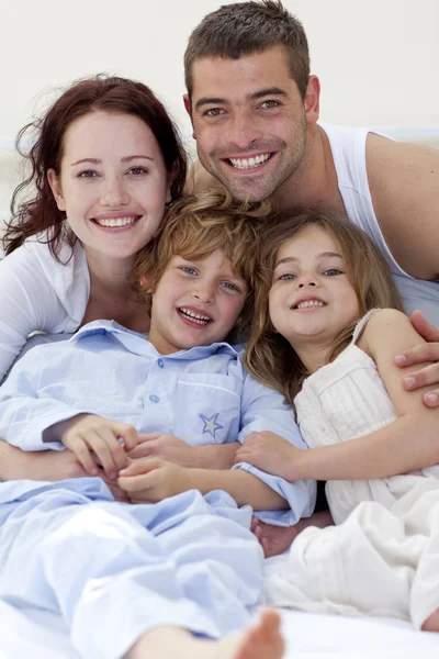 부모와 아이 들 침대에 누워의 초상화 — 스톡 사진