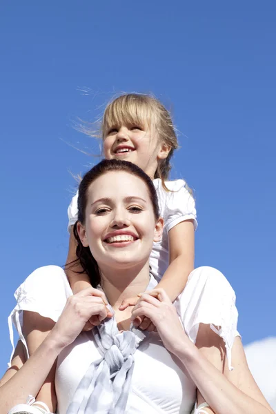 Wysoki kąt matki, dając jej córka piggyback jeździć — Zdjęcie stockowe