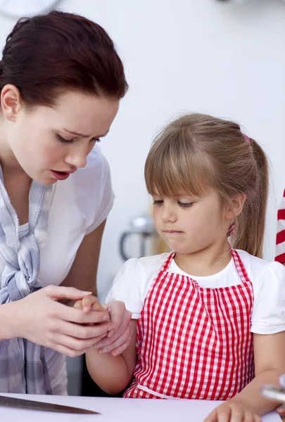 Little girl injured by a knife in kitchen — Stock Photo, Image