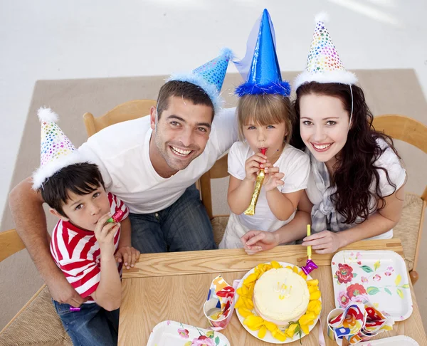 Alto ângulo de família feliz celebrando um aniversário — Fotografia de Stock