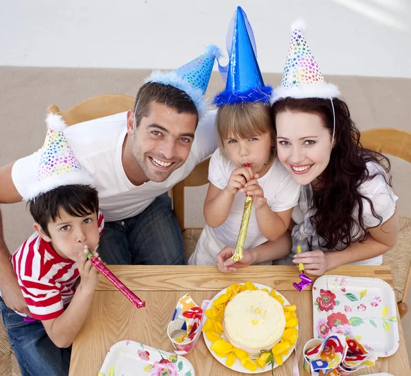 Küçük kızın ailesi ile birlikte doğum günü kutluyor — Stok fotoğraf