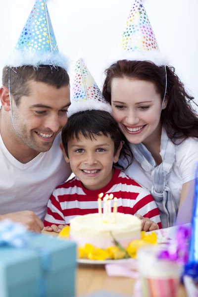 Kleiner Junge feiert Geburtstag mit seiner Familie — Stockfoto