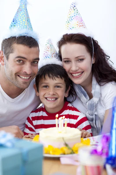 Kleine jongen viert zijn verjaardag met zijn ouders — Stockfoto