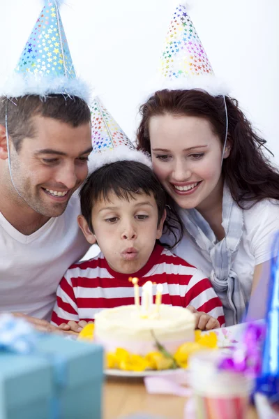 Kleine jongen uitblazen van de kaarsen op zijn verjaardag van de dag — Stockfoto