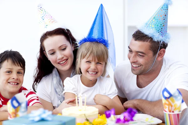 Joven familia celebrando un cumpleaños — Stok fotoğraf