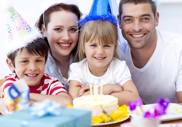 Feliz hija en el día de su cumpleaños. — Foto de Stock