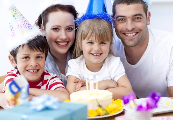 Família sorridente celebrando um aniversário — Fotografia de Stock