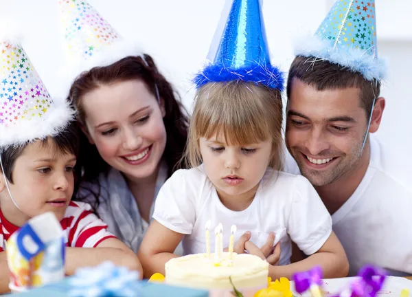 Bambina che ammira una torta il giorno del suo compleanno — Foto Stock