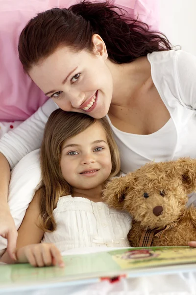 Portret matki i córki czytania w łóżku — Zdjęcie stockowe