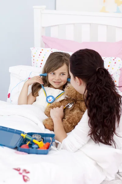 Matka a nemocný dcera hraje se stetoskopem — Stock fotografie