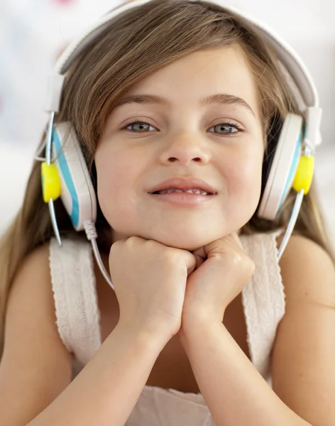 Portrait de petite fille écoutant la musique — Photo
