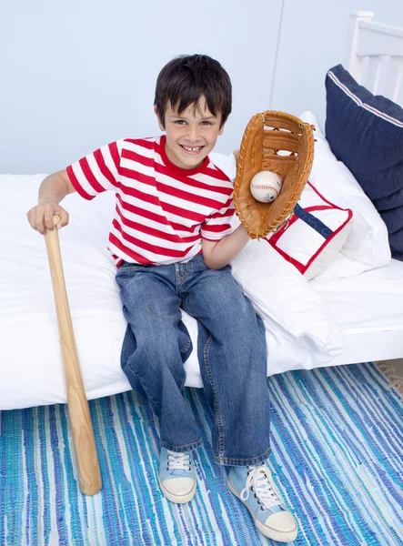 Menino jogando beisebol na cama — Fotografia de Stock
