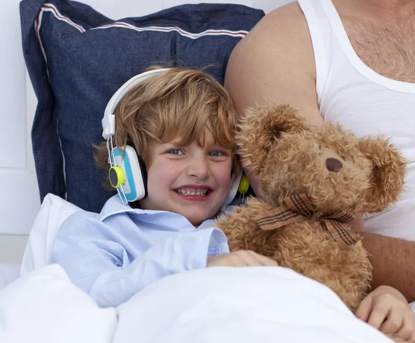 Boy listening to music in bedroom — Stock Photo, Image