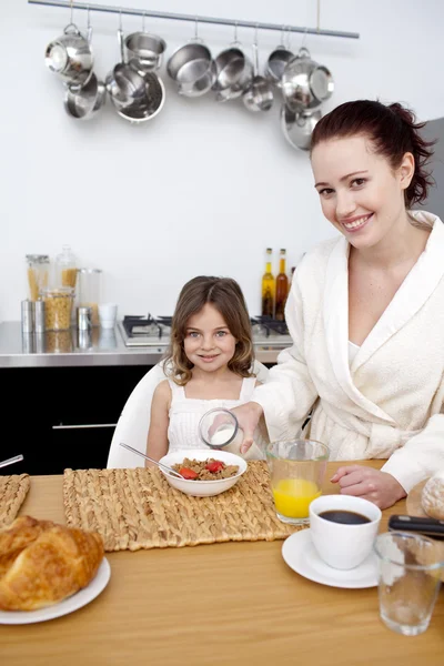 彼女の母親と一緒に朝食を持っている小さな女の子 — ストック写真