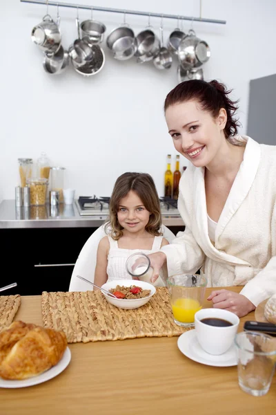 Filha tomando café da manhã com sua mãe — Fotografia de Stock