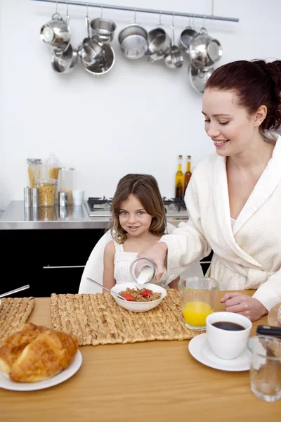 Filha e mãe no horário do café da manhã — Fotografia de Stock