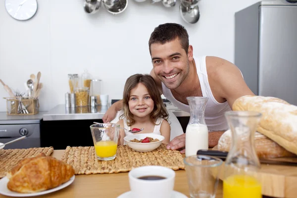 Filha tomando café da manhã com seu pai — Fotografia de Stock