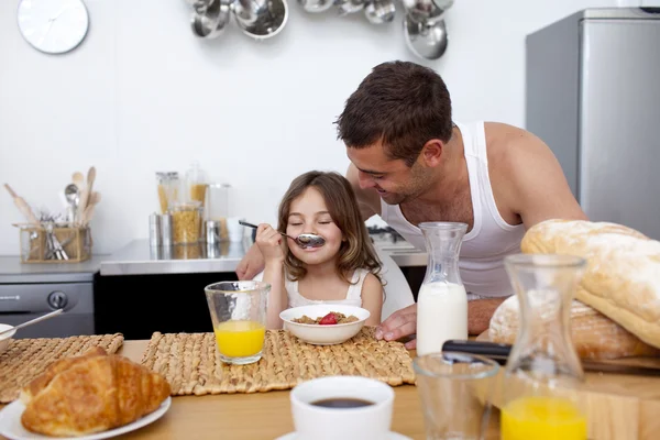 Little girl enjoying her breakfast with her father — Stock Photo, Image