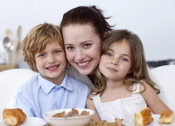 Children having breakfast with their mother — Stock Photo, Image