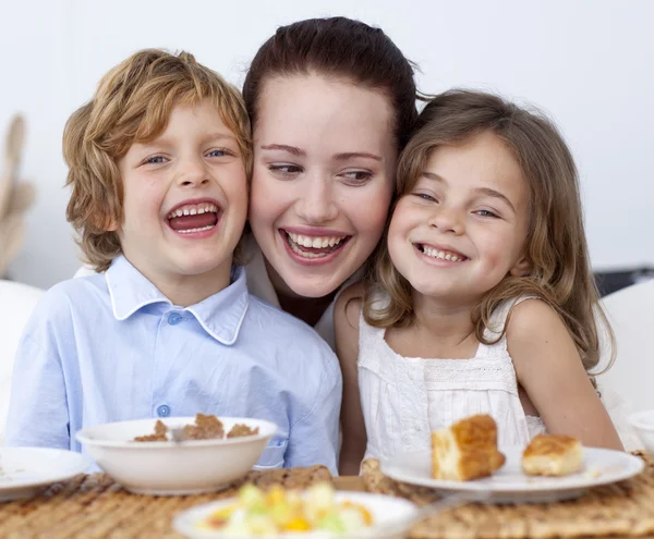 Kinderen ontbijten met hun moeder — Stockfoto