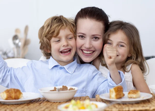 Los niños y la madre se divierten en el desayuno —  Fotos de Stock