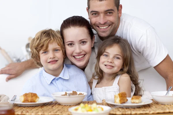 Children having breakfast with their parents — Stock Photo, Image
