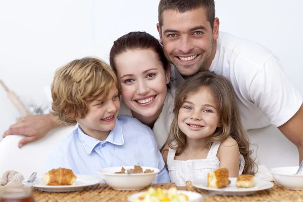 Famiglia felice che fa colazione — Foto Stock