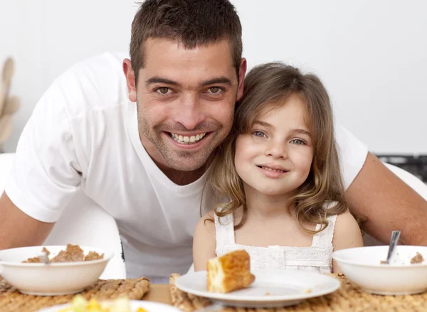 父亲和女儿吃早餐的肖像 — 图库照片