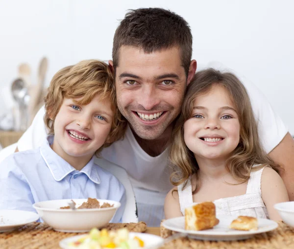 Retrato de niños desayunando con su padre —  Fotos de Stock