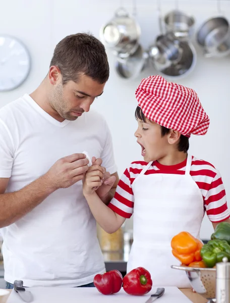 Boy hurt his finger and father treating it — Stock Photo, Image