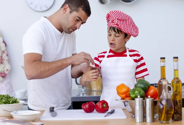 Boy hurt his finger cooking and father treating it — Stock Photo, Image