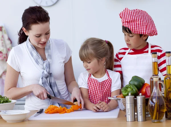 儿童帮助妈妈在厨房做饭 — 图库照片