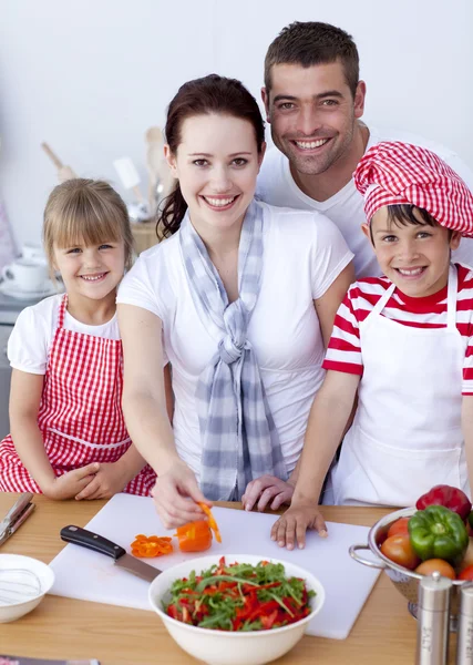 キッチンで家族の切削カラフル ピーマン — Stockfoto