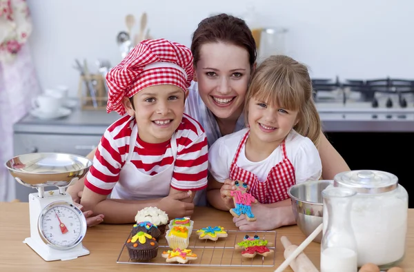 Mujer y niños horneando en la cocina — Foto de Stock