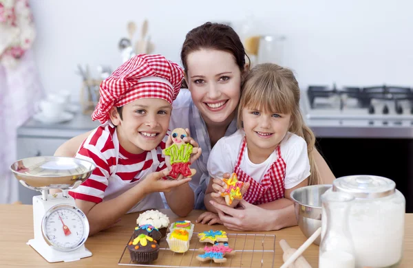 母亲和儿童在厨房里烘烤 — 图库照片