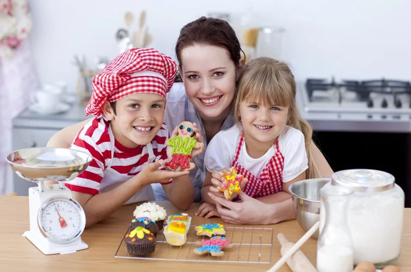 Mother baking with children in the kitchen — Stock Photo, Image