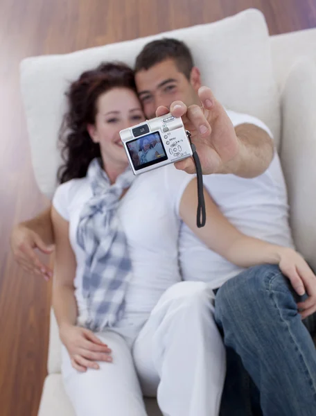Couple playing with a camera in living-room — Stock Photo, Image