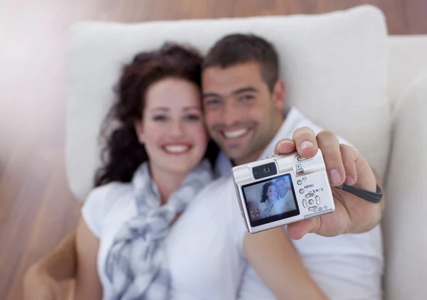 Couple playing with digital camera — Stock Photo, Image