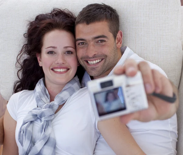 Πορτρέτο του ζευγάρι παίζει με ψηφιακή φωτογραφική μηχανή — Φωτογραφία Αρχείου