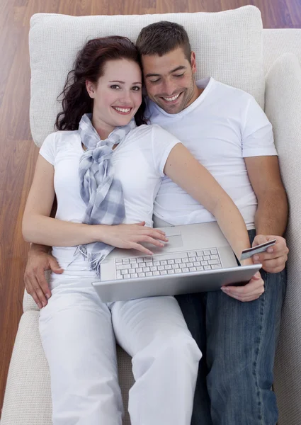 Casal de compra on-line com laptop e cartão de crédito — Fotografia de Stock