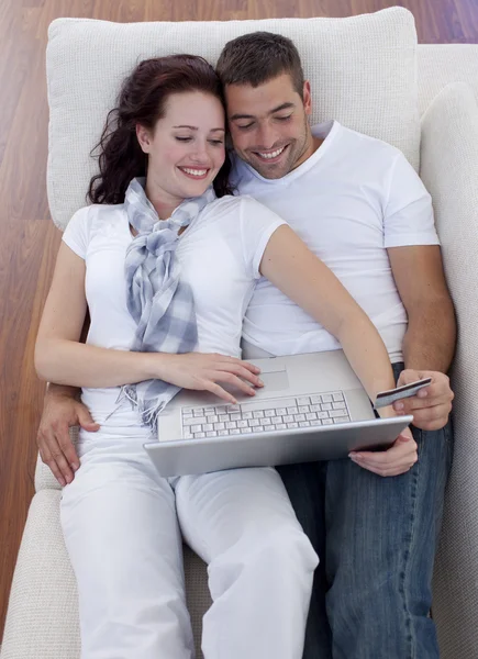 Família compra on-line com laptop e cartão de crédito — Fotografia de Stock