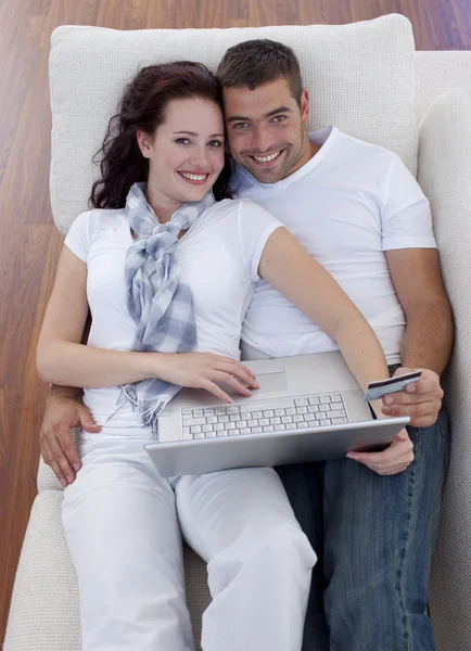 Compras em família online com laptop e cartão de crédito — Fotografia de Stock