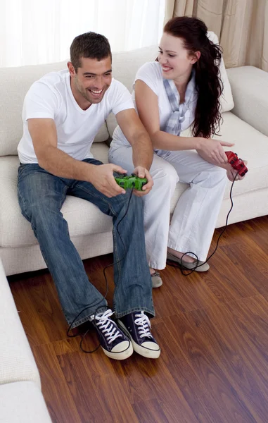 Фринджи играют в видеоигры в гостиной — стоковое фото